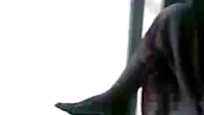 படுக்கையில் ஒரு ஹஹாலாவுடன் தனியா, முதிர்ந்த செக்ஸ் மார்பளவு பொன்னிற நினா எல்லே உல்லாசமாக இருக்கிறார்