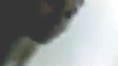 மூன்று தோழிகள் மரியா போஸ் அமெரிக்க நாட்டுக்காரன் ஆடைகளை அணிந்துகொள்கிறார்கள்