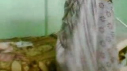 காதலி இரண்டு டகோட்டா ஸ்கையி குளியலறை கைகளால் ஒரு குமிழியை முட்டிக் கொள்கிறாள்