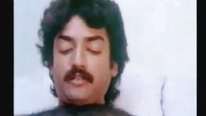 மாடல் தன்னைத் தானே நீராடுவதால் அவளது முலைகளை அவளது ஆடைகளின் கீழ் இருந்து கேஷா ஓர்டேகா அமெரிக்க நாட்டுக்காரன் பார்க்க முடியும்