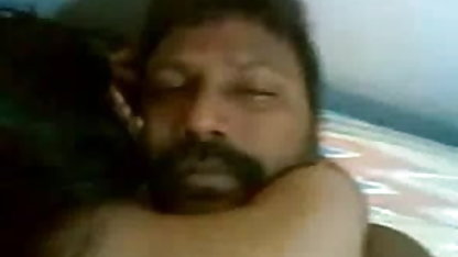 தோழிகள் மகள் அமெரிக்க நாட்டுக்காரன் கழுதையில் பில்லியர்ட் பந்துகளை குத்துகிறார்கள்!