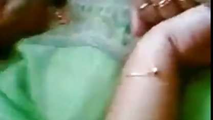 ஒரு கோடிட்ட கலங்கரை ஹவாய் வெளியேற்றப்படுகிறது விளக்கத்தில் கவர்ச்சியான அழகி