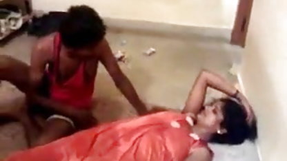 முலாட்டோ ஒரு பொன்னிறத்தை மறைக்கிறார் கத்தி குத ஆபாச