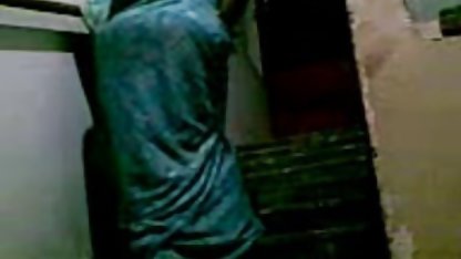 அனுபவம் வாய்ந்த சன்னி லியோன் குத ஆபாச பெண் ஒரு இளம் லெஸ்பியன் கற்றுக்கொடுக்கிறார்