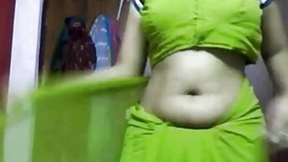 ப்ரூக் பேனர் கைரேகை கம்பிகளுக்கு பின்னால் அமர்ந்திருக்கும் அழகு குத ஆபாச