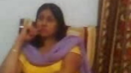 மூன்று பெண்கள் மற்றும் ஒல்லியாக ஆசிய அமெரிக்க நாட்டுக்காரன் கடினமான ஃபிஸ்டிங்