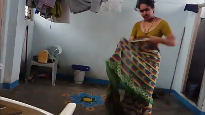 அவரது கருவியின் கீழ் லீனா பிளக் குத நடனம்