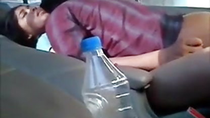மாடல் முன் இறுதியில் சிவப்பு தடிமனான கருங்காலி குத முறைத்து டில்டோவில் வைக்கிறது