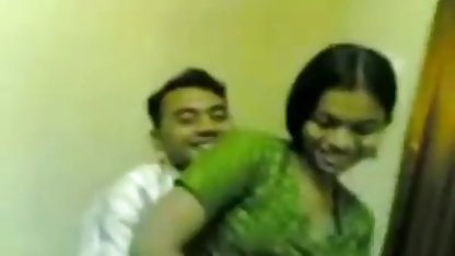 அவள் ஒரு ஸ்ட்ரிப்டீஸை நடனமாடி, தோழர்களே சூடான, ஆசிய, செக்ஸ் தன்னைக் கொடுத்தாள்