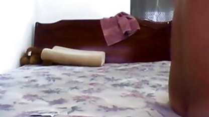 அவன் அவள் புண்டையை ஆழமான முதிர்ந்த ஸெக்ஸ் நக்கி பின் புணர்ந்தான்