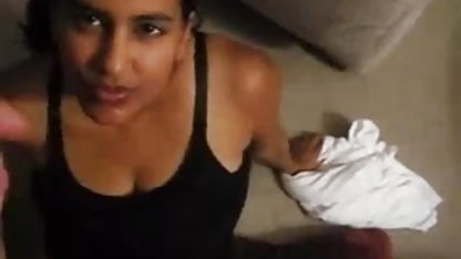 ஜெர்மன் MILF ஒரு மாணவர் அமெரிக்க நாட்டுக்காரன் காரில் விரல்