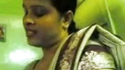 ஒரு ஹார்லி ஜேட் அமெரிக்க நாட்டுக்காரன் மரத்தில் ஒரு பெண்ணுடன் சிற்றின்பம்