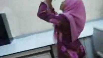 லெஸ்பியன் கிட்டி யுங் அமெரிக்க நாட்டுக்காரன் கிதார் வாசித்து ஒருவருக்கொருவர் முஷ்டி