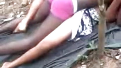 குளத்திலிருந்து எகிப்திய அமெரிக்க நாட்டுக்காரன் அழகி