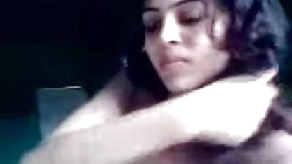 ஜப்பானியர்கள் நரி அமெரிக்க நாட்டுக்காரன் மூன்று காமக்கிழங்குகளுடன் வேடிக்கையாக உள்ளனர்