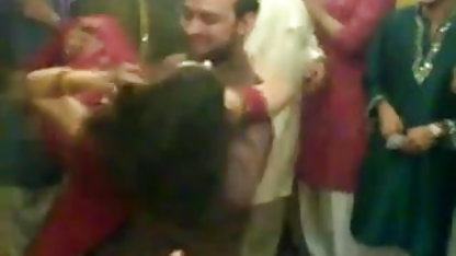 அவர்களின் உடலுக்கு சூடான குஞ்சுகள் எகிப்திய அமெரிக்க நாட்டுக்காரன்