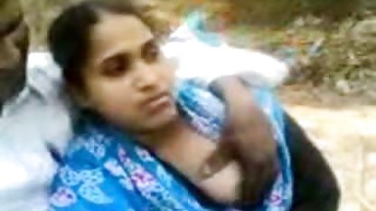 துளைகளில் சிறுநீர் கழித்தல் கிளாசிக் அமெரிக்க நாட்டுக்காரன் மற்றும் இரண்டு பொன்னிற டில்டோஸ்