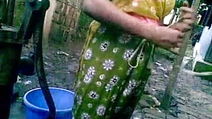 அவரது மாற்றான்மகள் அமெரிக்க நாட்டுக்காரன் நீண்ட டிக் இறுதிவரை விழுங்குகிறது