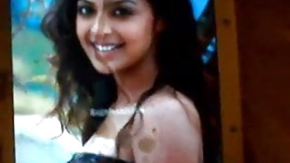 சாம்பல் ஹேர்டு மனிதன் செரி ஏ லூனாஸுடன் வேடிக்கையாக நடனம் கரடி அமெரிக்க நாட்டுக்காரன் இருக்கிறான்
