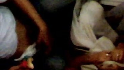 தோழிகள் லாரா ப்ரூக்ஸ் மற்றும் டார்சி பெல்லி ஆகியோர் படுக்கையறையில் ஓய்வு பெற்றனர் இரண்டு கைகள் யோனியில் விடுதல் குளிப்பது