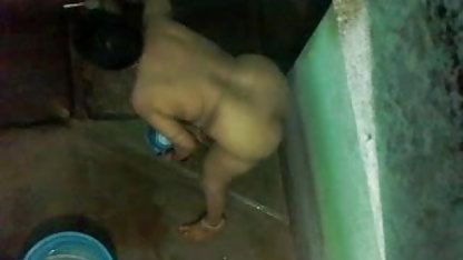 சிமோனி டயமண்ட் மாதிரி அமெரிக்க நாட்டுக்காரன் அவற்றின் துளைகளில் இரண்டு வில் மீது இழுக்கிறது