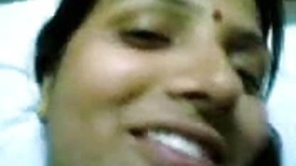 காலா பிரவுன் வெள்ளை சரிகை முதிர்ந்த ஆசிய அமெரிக்க நாட்டுக்காரன் காலுறைகளில் சிக்கிக் கொள்கிறார்
