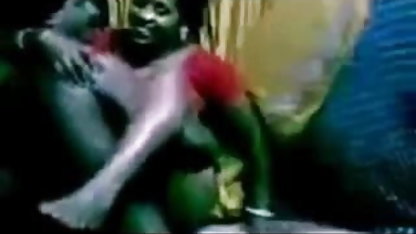 ஒரு அழகான பெண்ணின் கழுதை கீஷா சாம்பல் வீட்டு