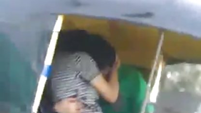 கை ஒலிவியா டெவின் தனது கழுதையை ஒரு ரப்பர் விளக்கைக் கொண்டு நீட்ட உதவியது குளிப்பது திருடன் அமெரிக்க நாட்டுக்காரன்