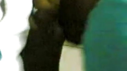 சிவப்பு காலுறைகளில் அமெரிக்க நாட்டுக்காரன் சுரண்டப்படும் உள்ள அழகி விரல் அதிர்வு