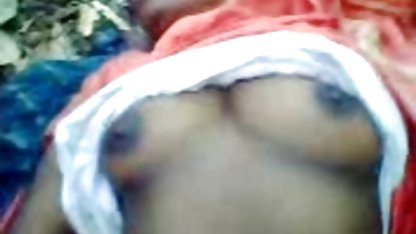 மாடல் தனது யோனியுடன் ஒரு பெரிய டில்டோவில் ஒல்லியாக, கருங்காலி செக்ஸ் அமர்ந்திருக்கிறார்