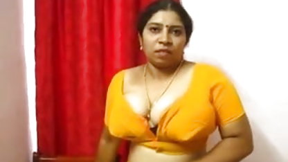 பெண் சோகமான எண்ணங்களிலிருந்து புண்டையை திசை குத ஆபாச விளையாட திருப்பினாள்