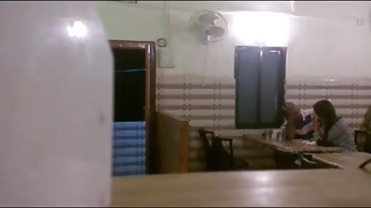 ஒரு மனிதன் முதிர்ந்த கட்டாயம் அமெரிக்க நாட்டுக்காரன் படுக்கை வழியாக வேலை செய்ய மாதிரிகளை டயல் செய்கிறான்