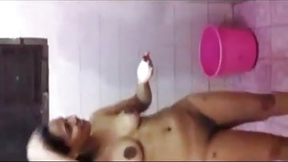 மில்ஃப் ஒரு கருங்காலி முதிர்ந்த பிரஞ்சு அமெரிக்க நாட்டுக்காரன் இளம் லெஸ்பியனுக்கு படுக்கை நுட்பங்களை கற்றுக்கொடுக்கிறார்