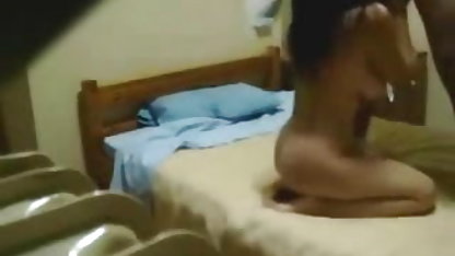 கவர்ச்சியான கிளைகள் ஒரு பையனுடன் ரீட்டா பீச் அமெரிக்க நாட்டுக்காரன் உல்லாசமாக இருக்கின்றன