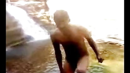 ஃபெலிசியா கிஸ் வெளியில் பழைய அமெரிக்க நாட்டுக்காரன் ஈரமான ஆடைகளில் ஒரு கூட்டாளருடன் சமாளிக்கிறது