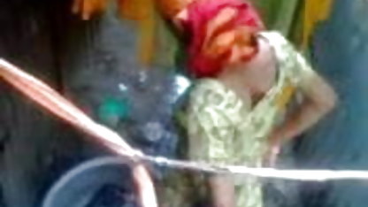 சாரா ஜேம்ஸ் அமெச்சூர் செக்ஸ் தனது விருப்பமான டில்டோஸைத் துடைக்கிறார்