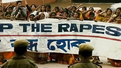 பெவர்லி லின் ஒரு நண்பருடன் ஒரு பாரில் லெஸ்பியன் செக்ஸ் விளையாட வேடிக்கை பார்த்துக் கொண்டிருக்கிறார்