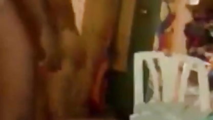 பையன் ஒரு கேம்கார்டர் வாங்கி ஒரு காதலியுடன் ஒரு குத முறைத்து காதலியைக் கழற்றுகிறான்