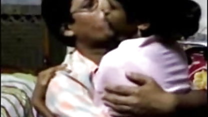 அலெக்ஸாண்ட்ரா பூனை மார்பகங்களுக்கும் ஆசனவாய் இடையே அங்கேலா வெள்ளை தீய தேவதை எடுக்கிறது
