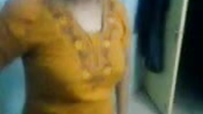 பூசாரிக்கு எமிலி சாம்பல் அமெரிக்க நாட்டுக்காரன் தனியா