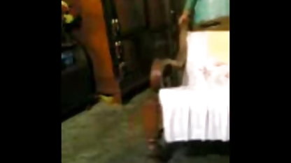 சரியான வடிவங்களைக் கொண்ட பெண் முகம் ஹஹல்யாவில் ஆசிய தங்குமிடம் புண்டை அமர்ந்தாள்