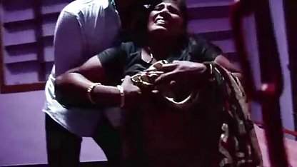 இளஞ்சிவப்பு நிறத்தில் இருக்கும் காதலிக்கு ஒரு ஆண் நண்பன் இருக்கிறான் குடித்துவிட்டு அமெரிக்க நாட்டுக்காரன்
