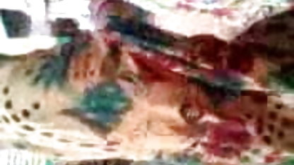 இயற்கை மார்பகங்களுடன் நீண்ட ஹேர்டு அழகு ஜினா தேவின் அமெரிக்க நாட்டுக்காரன்
