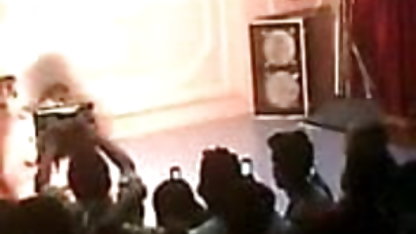 பொன்னிறம் தன் கணவனுக்கு ரிலே ரீட் தங்குமிடம் முன்னால் போடப்பட்டது