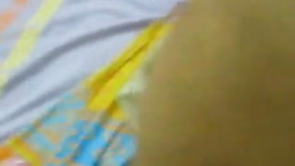 பட்லர் தனது எஜமானி பெவர்லி லினுக்கு சேவை செய்கிறார் எலிசா சான்செஸ் அமெரிக்க நாட்டுக்காரன்