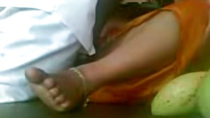 ஒரு சிறிய கிரா பொ அமெரிக்க நாட்டுக்காரன் சேவலுடன் ஒரு பையன் ஒரு மென்மையான ரிக்கா ஒகாபேவைப் பிடித்தான்