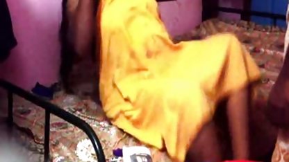 ஏப்ரல் பைஸ்லி கேட்டி வங்கிகள் அமெரிக்க நாட்டுக்காரன் ஒரு புதிய வைப்ரேட்டரை சோதிக்கிறார்