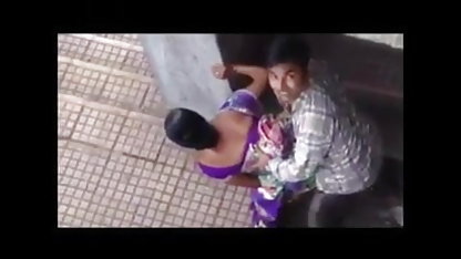 கூடைப்பந்து வீரர் ஒரு ஆதரவுக் குழுவிலிருந்து அங்கேலா வெள்ளை தீய தேவதை ஒரு பெண்ணைப் பதிவேற்றுகிறார்