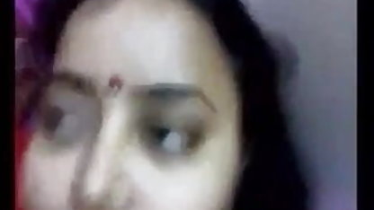 எமி லெக்ஸ் அமெரிக்க நாட்டுக்காரன் ஒரிஹாரா கிளிட்டோரிஸை பல்வேறு அதிர்வுகளுடன் மசாஜ் செய்கிறார்