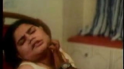 மில்ஃப் தனது கிளிட்டை விரல்களால் கிண்டல் செய்ய ஜோர்டி அமெரிக்க நாட்டுக்காரன் விரும்புகிறார்